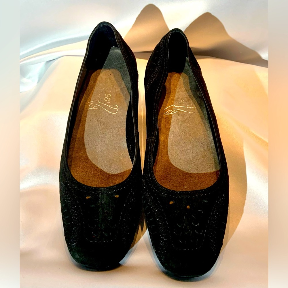 8 1/2 M Aerosoles Black Suede Flats